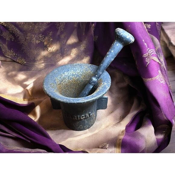 Very Old Cast Iron Mortar and Pestle - Picture 4 of 5